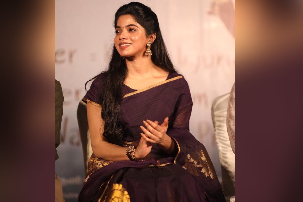 uploads/Actress Divya Bharathi turns emotional at Bachelor pre-release press meet