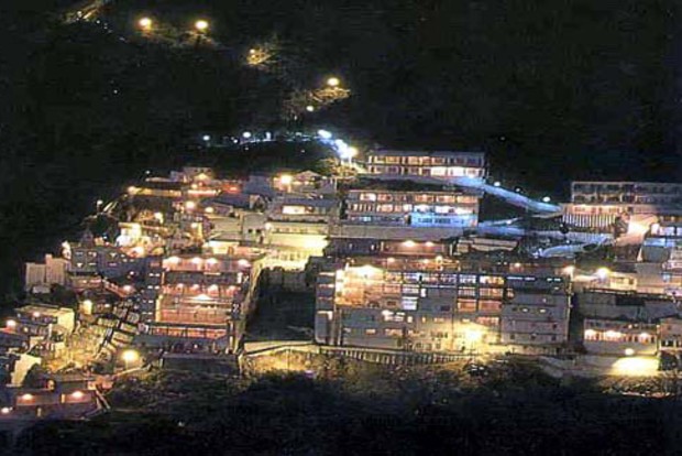 uploads/Minor landslide hits new track to Vaishno Devi shrine, 18,000 pilgrims offer prayers