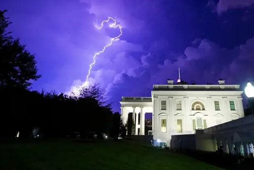 uploads/Lightning fell outside the White House